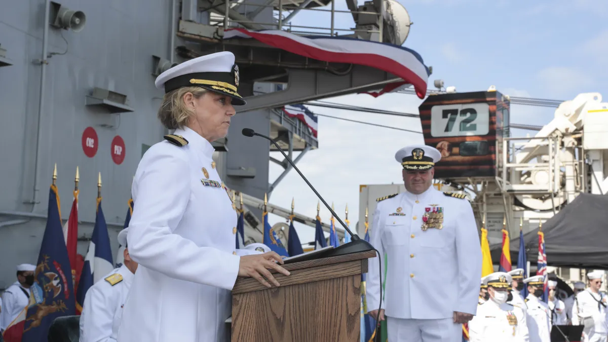 美國海軍尼米茲級核動力航母林肯號(USS Abraham Lincoln CVN-72)艦長艾米・鮑恩史密特。(美聯社)