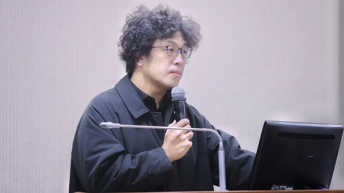 民進党の立法委員で「認知戦」担当とされる沈伯洋氏は、中国籍配偶者の参政権を認める国民党の法改正案を「緊急事態」と批判した。(写真/柯承惠撮影) 民進党の立法委員で「認知戦」担当とされる沈伯洋氏は、中国籍配偶者の参政権を認める国民党の法改正案を「緊急事態」と批判した。(写真/柯承惠撮影)