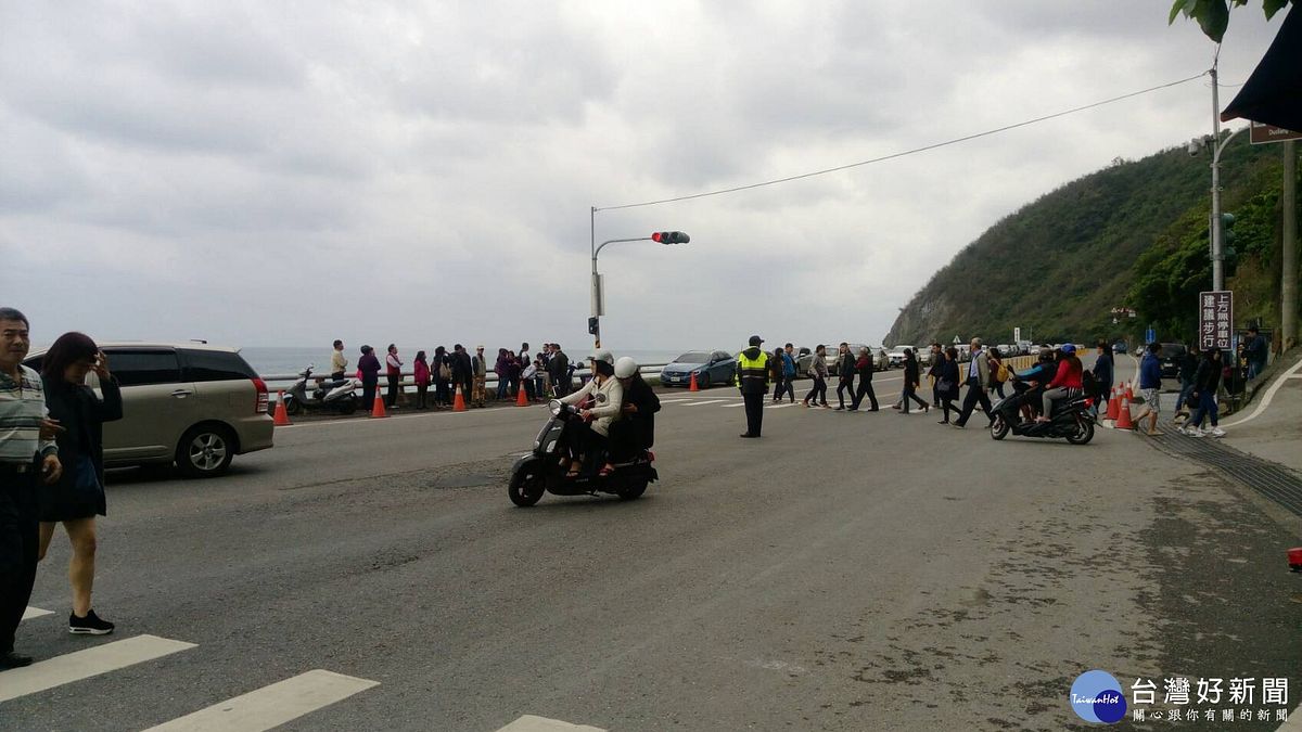 清明連假員警忙疏導 南迴公路南北向暢通 清明連假員警忙疏導 南迴公路南北向暢通