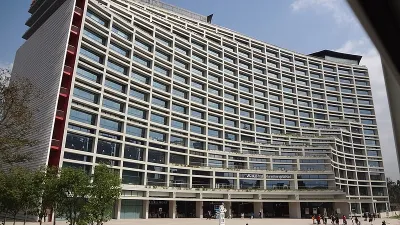 台北市松山文創園區今(19)日午間驚傳槍響,一名男子搭車至園區外,下車持槍對空鳴槍,隨後搭車逃逸無蹤。圖為松菸文創辦公大樓。(資料照,取自Solomon203@維基百科)