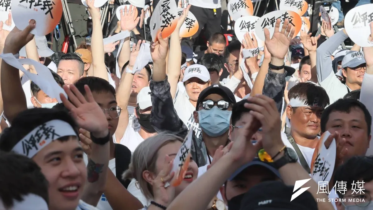 《風傳媒》現場觀察,參與遊行的民眾年齡約在20至60歲,而40歲以下年輕人約占了80%,其中有70%以上為男性。(柯承惠攝)