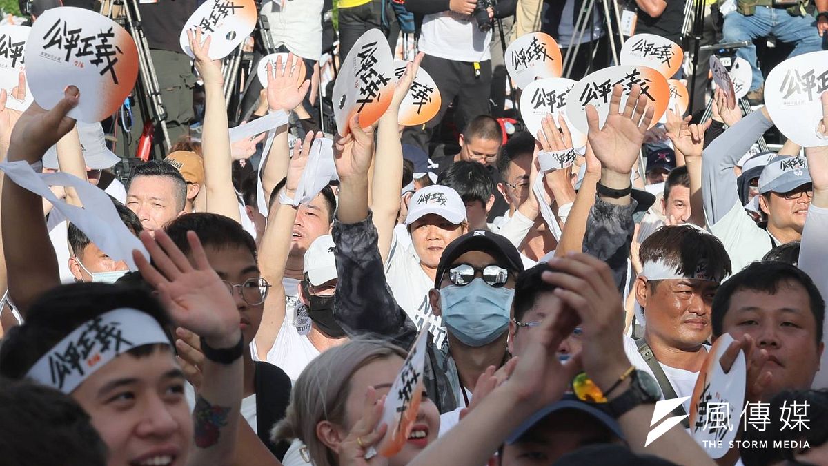 《風傳媒》現場觀察,參與遊行的民眾年齡約在20至60歲,而40歲以下年輕人約占了80%,其中有70%以上為男性。(柯承惠攝) 《風傳媒》現場觀察,參與遊行的民眾年齡約在20至60歲,而40歲以下年輕人約占了80%,其中有70%以上為男性。(柯承惠攝)