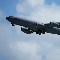 據報導台灣時間稍早一架美國空軍KC-135在伊拉克墜毀。圖為一架美國空軍KC-135空中加油機,於2023年8月30日星期三,從日本南部沖繩西側嘉手納町的嘉手納空軍基地機場起飛。(美聯社) 據報導台灣時間稍早一架美國空軍KC-135在伊拉克墜毀。圖為一架美國空軍KC-135空中加油機,於2023年8月30日星期三,從日本南部沖繩西側嘉手納町的嘉手納空軍基地機場起飛。(美聯社)