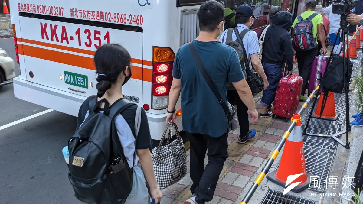 防疫除須有明確的法律依據,亦應遵守比例原則,圖為行政機關將民眾集中送往檢疫所隔離。示意圖,與本文無關。(資料照,顏麟宇攝)