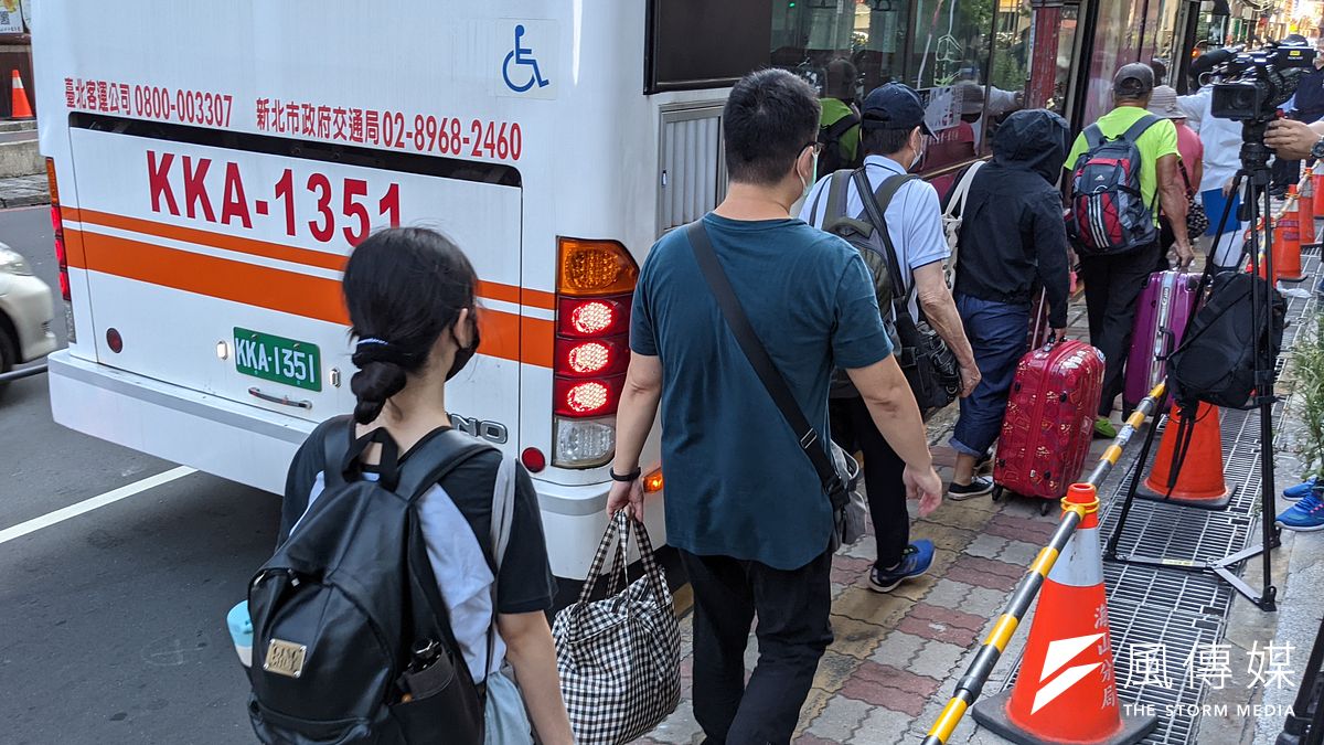 防疫除須有明確的法律依據,亦應遵守比例原則,圖為行政機關將民眾集中送往檢疫所隔離。示意圖,與本文無關。(資料照,顏麟宇攝) 防疫除須有明確的法律依據,亦應遵守比例原則,圖為行政機關將民眾集中送往檢疫所隔離。示意圖,與本文無關。(資料照,顏麟宇攝)