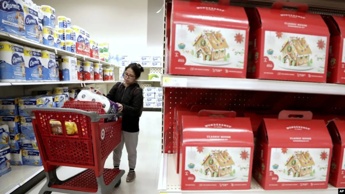 在紐澤西州愛迪生市塔吉特百貨公司(Target store),一名購物者在把一件商品放進購物車之前先看了看。(美聯社)