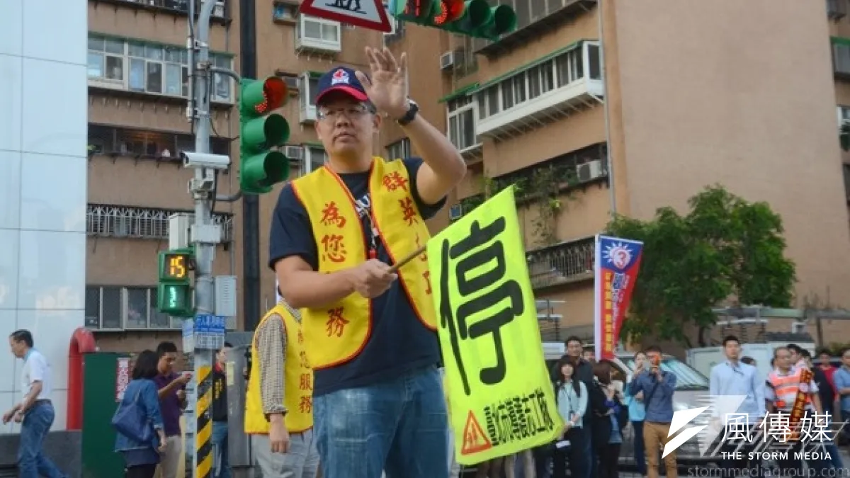 對於有民眾嗆聲,連勝文不以為意說:「這很OK啦,不是拿槍打我,我已經覺得很好了。」(宋小海攝)