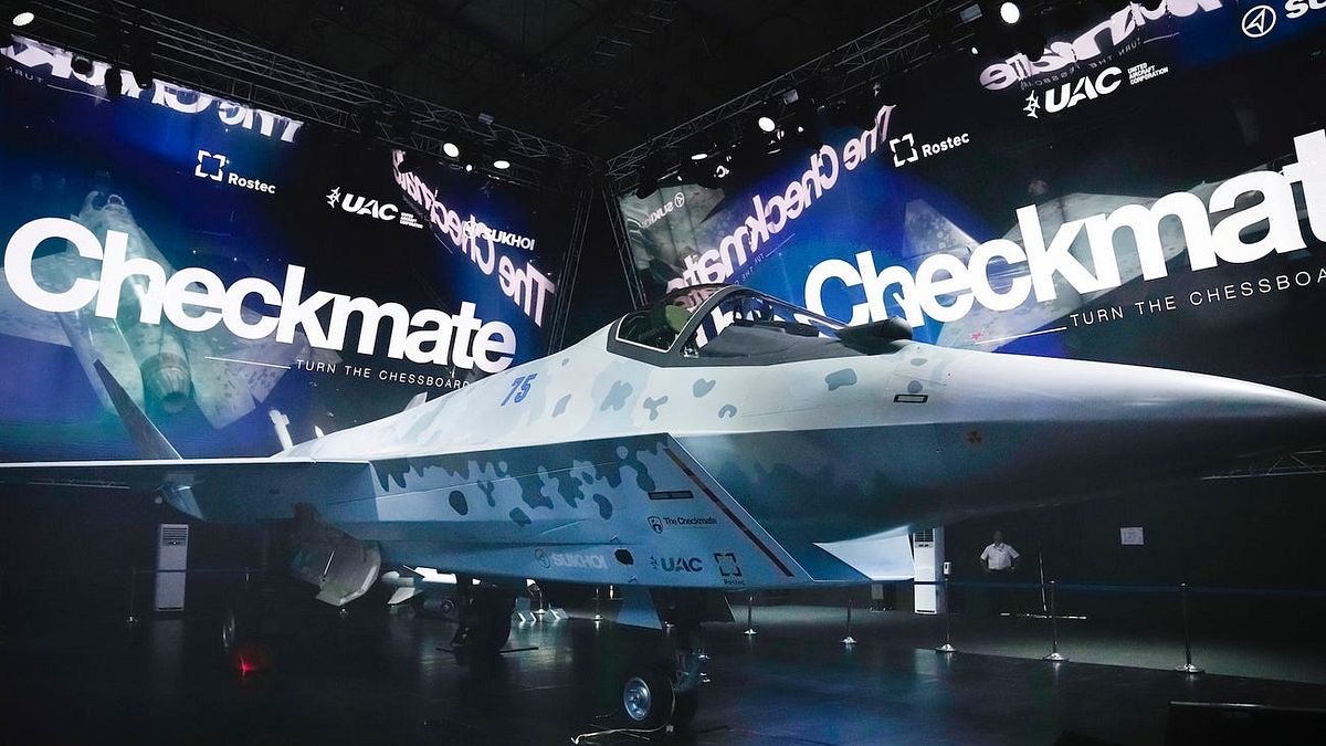 俄國最新發表的第五代戰機「將軍」。不過這款新機種目前還在原型機階段,距離首飛還有一段時間。(美聯社) 俄國最新發表的第五代戰機「將軍」。不過這款新機種目前還在原型機階段,距離首飛還有一段時間。(美聯社)