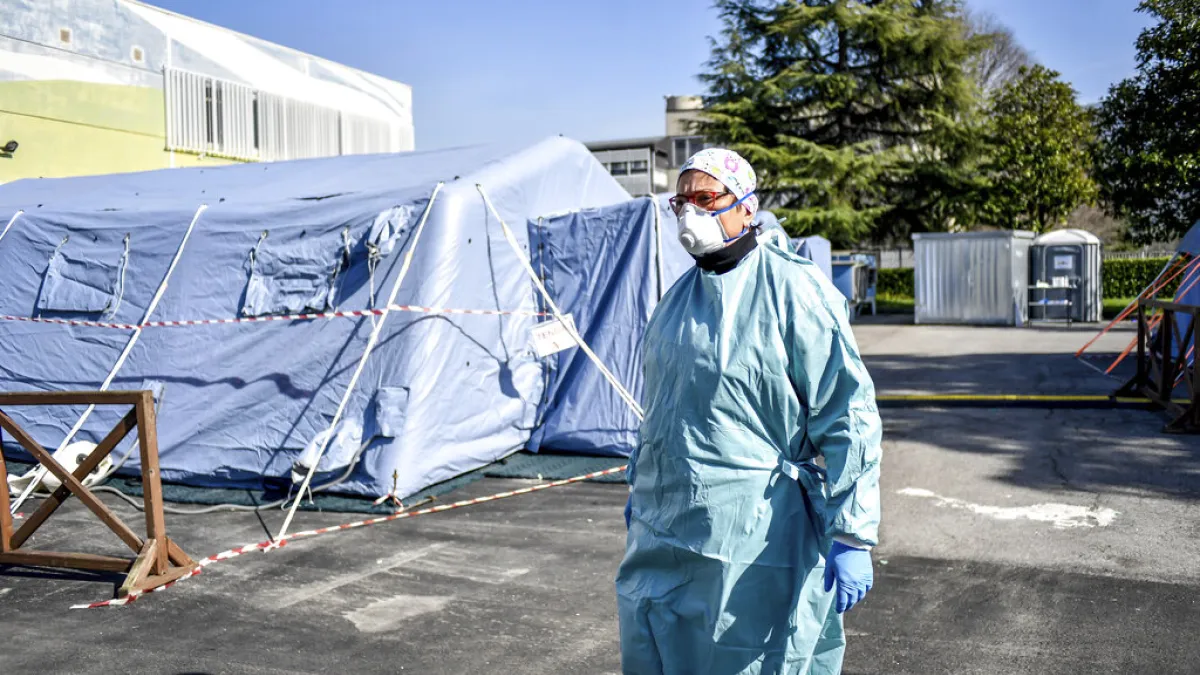 義大利北部布雷西亞一處醫院收治武漢肺炎病患的臨時急診處。(美聯社)