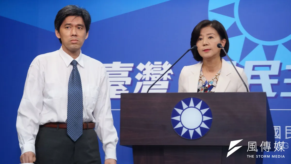 國民黨文傳會主委王育敏(右)、大陸事務部主任左正東(左)宣布不以政黨形式參加海峽論壇。(盧逸峰攝)