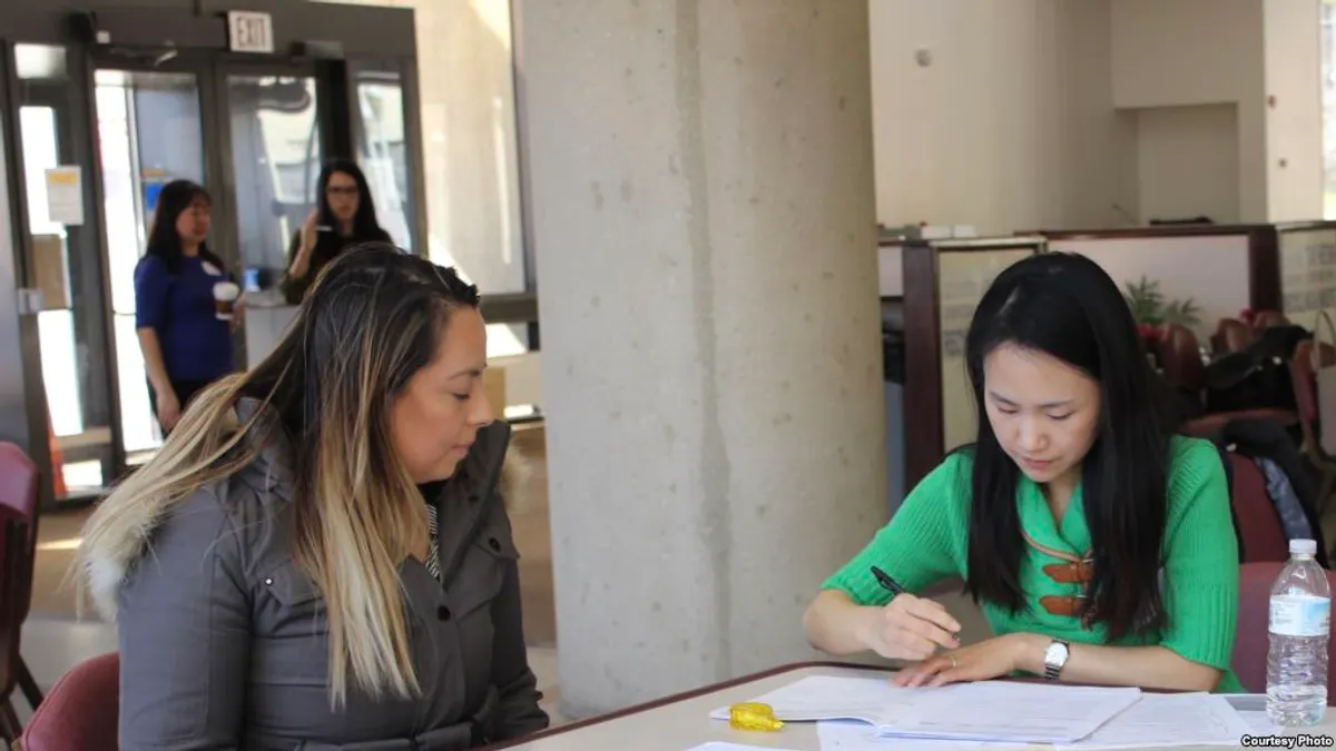 綠卡持有者參加在馬里蘭州羅克維爾的一個諮詢診所上了解如何申請成為美國公民。(美國之音) 綠卡持有者參加在馬里蘭州羅克維爾的一個諮詢診所上了解如何申請成為美國公民。(美國之音)