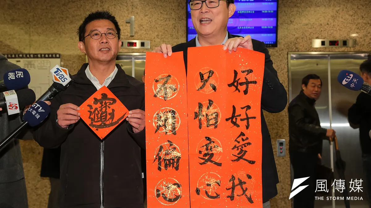 姚文智1日寫下「不用偏心,只怕愛心、好好愛我」3副春聯要送給總統蔡英文。(顏麟宇攝) 姚文智1日寫下「不用偏心,只怕愛心、好好愛我」3副春聯要送給總統蔡英文。(顏麟宇攝)