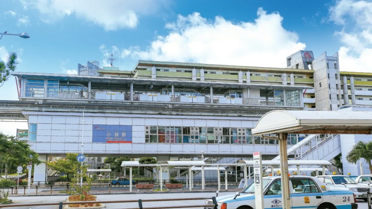 從單軌電車「小祿」站步行1分鐘,便能抵達沖繩最好買的超市-AEON那霸店(イオン那覇店)。(圖/健行文化提供)
