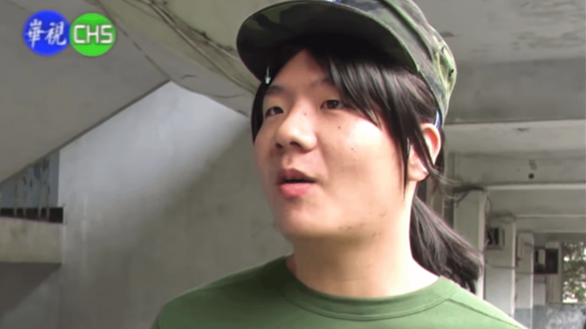 網紅 「阿翰」近來發布「莒光園地」的反串戲謔影片,國防部6日表示,要求其道歉、下架。(取自阿翰PO影片YouTube影片) 網紅 「阿翰」近來發布「莒光園地」的反串戲謔影片,國防部6日表示,要求其道歉、下架。(取自阿翰PO影片YouTube影片)