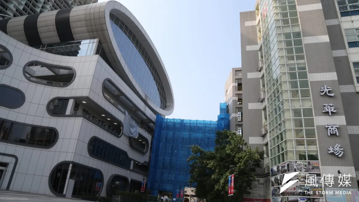 三創店總經理先前王國瑞才表示「一切會依法行事,就等開幕,受外界檢視」,但才開幕,馬上就接到罰單。圖為三創仍未完工的空橋。(資料照片,吳逸驊攝)