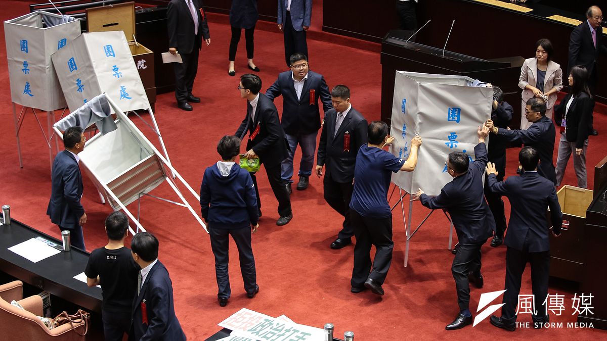 立法院院會8日上午行使促進轉型正義委員會委員人事同意權投票,民進黨具人數優勢,以表決通過不予處理,引發國民黨陣營不滿。國民黨團總召林德福、國民黨立委林為洲、黃昭順等人上前推倒投票箱。(顏麟宇攝) 立法院院會8日上午行使促進轉型正義委員會委員人事同意權投票,民進黨具人數優勢,以表決通過不予處理,引發國民黨陣營不滿。國民黨團總召林德福、國民黨立委林為洲、黃昭順等人上前推倒投票箱。(顏麟宇攝)