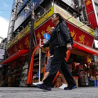 華僑が日本各地に「日本語不要」で気楽に生活できる華人経済圏を構築、写真は在日華人に人気の雑貨店。(AP) 華僑が日本各地に「日本語不要」で気楽に生活できる華人経済圏を構築、写真は在日華人に人気の雑貨店。(AP)