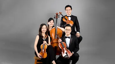 「藝心弦樂四重奏」與鋼琴演奏家方怡婷悠揚琴聲,12月9日為民眾演繹多首耳熟能詳的經典曲目。(圖/陶博館提供)