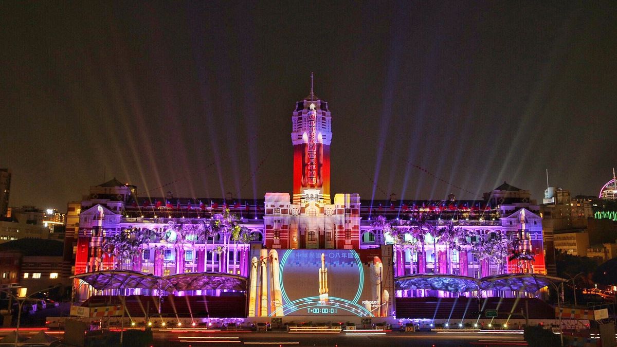 圖為「世界同行.台灣耀飛-2019國慶總統府光雕展演」獲紅點設計大獎。(文總提供) 圖為「世界同行.台灣耀飛-2019國慶總統府光雕展演」獲紅點設計大獎。(文總提供)