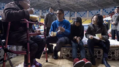 總統蔡英文8日來到花蓮慰問災民,與災民一同用餐。(取自蔡英文臉書)
