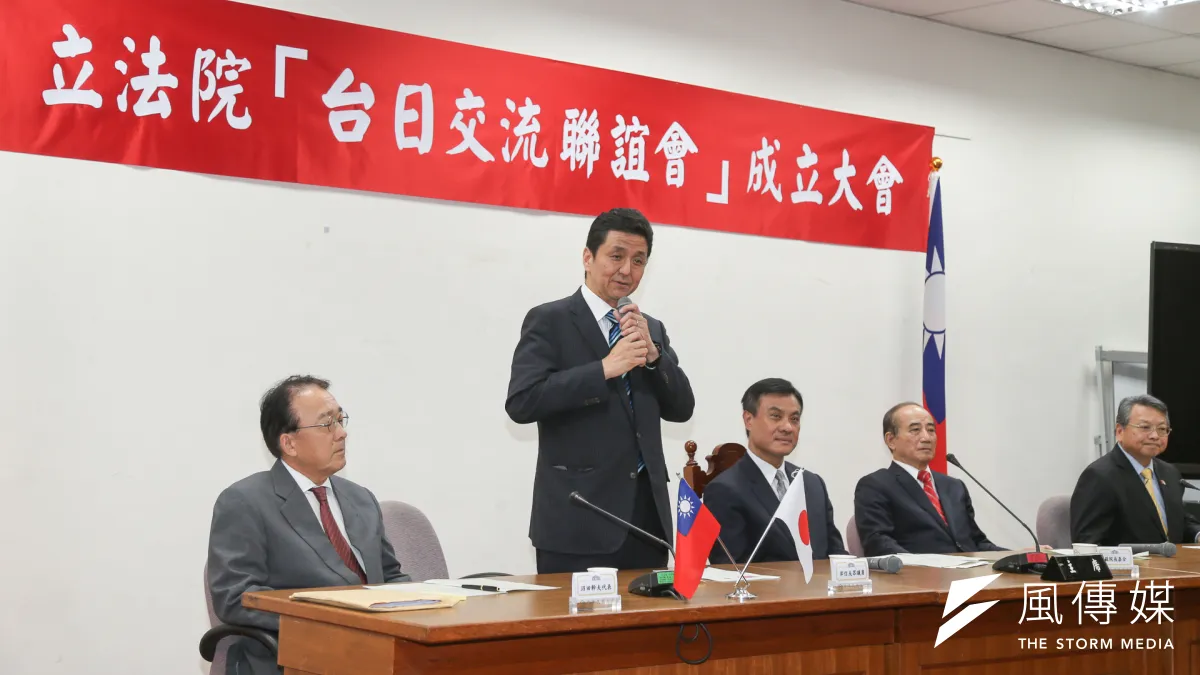 岸信夫(左二)表示,若台灣發生戰事,日本不可能只是隔岸觀火。(陳明仁攝)