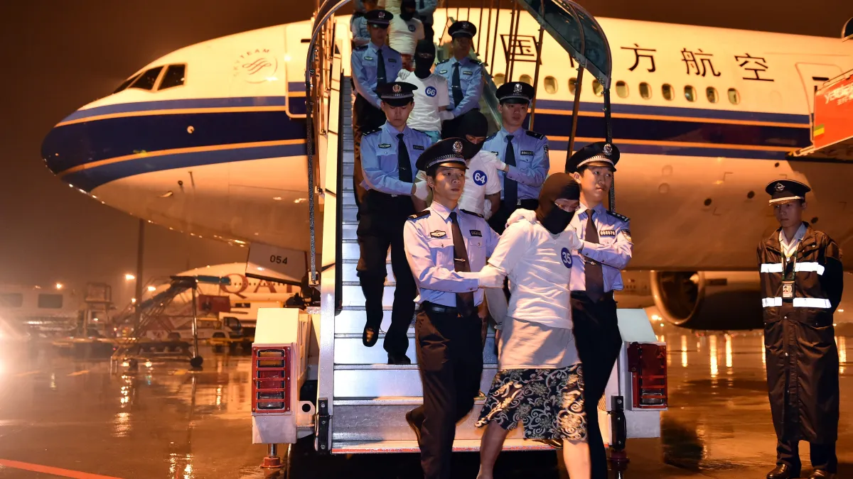 4月30日,廣州白雲國際機場,97名電信詐騙犯罪嫌疑人(中國65人,台灣32人)被押解回中國。(新華社)