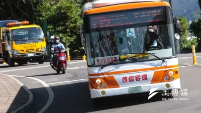 作者認為台灣公車不平穩,乘客容易跌倒。(示意圖,顏麟宇攝)