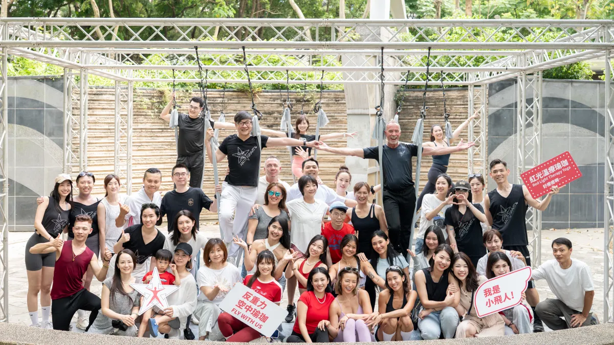 AntiGravity® 創辦人 Christopher Harrison 受邀來臺,親身示範專利吊床並與學員熱情互動。在中山開幕活動現場,與當天到場體驗學員、團隊夥伴進行大合照。(圖/維西杰集團)