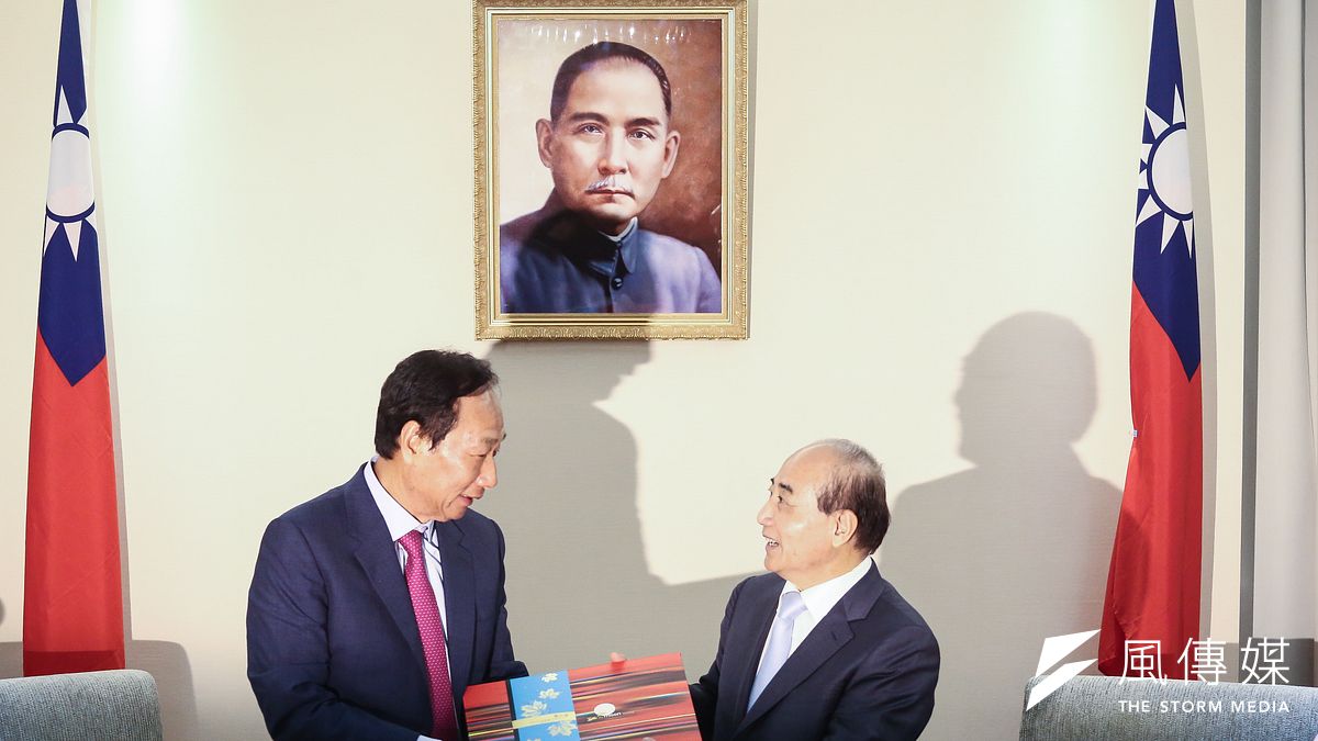 韓國瑜急欲整合國民黨促成團結,但在聯絡郭台銘(左)卻接連碰壁,唯一能與郭台銘聯繫暢通無阻的就屬前立法院長王金平(右)了。(資料照,陳品佑攝) 韓國瑜急欲整合國民黨促成團結,但在聯絡郭台銘(左)卻接連碰壁,唯一能與郭台銘聯繫暢通無阻的就屬前立法院長王金平(右)了。(資料照,陳品佑攝)