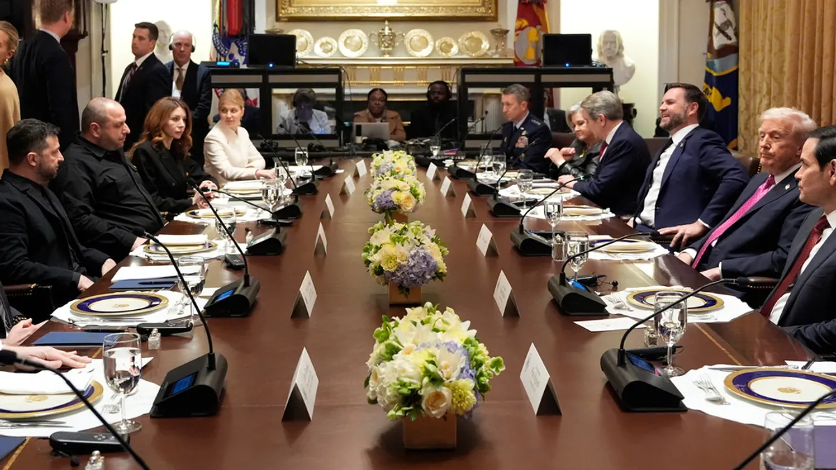 烏克蘭總統澤倫斯基(左下)再次訪問白宮,與川普進行會談。(美聯社)