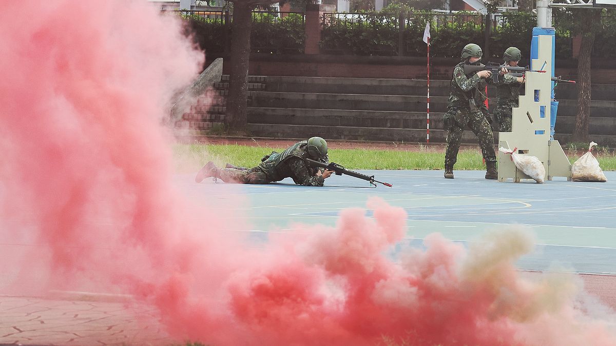 不幫軍人加薪卻要花1.25兆買武器!國防預算逼近GDP 5%,她轟賴政府:兩岸要戰爭了嗎?