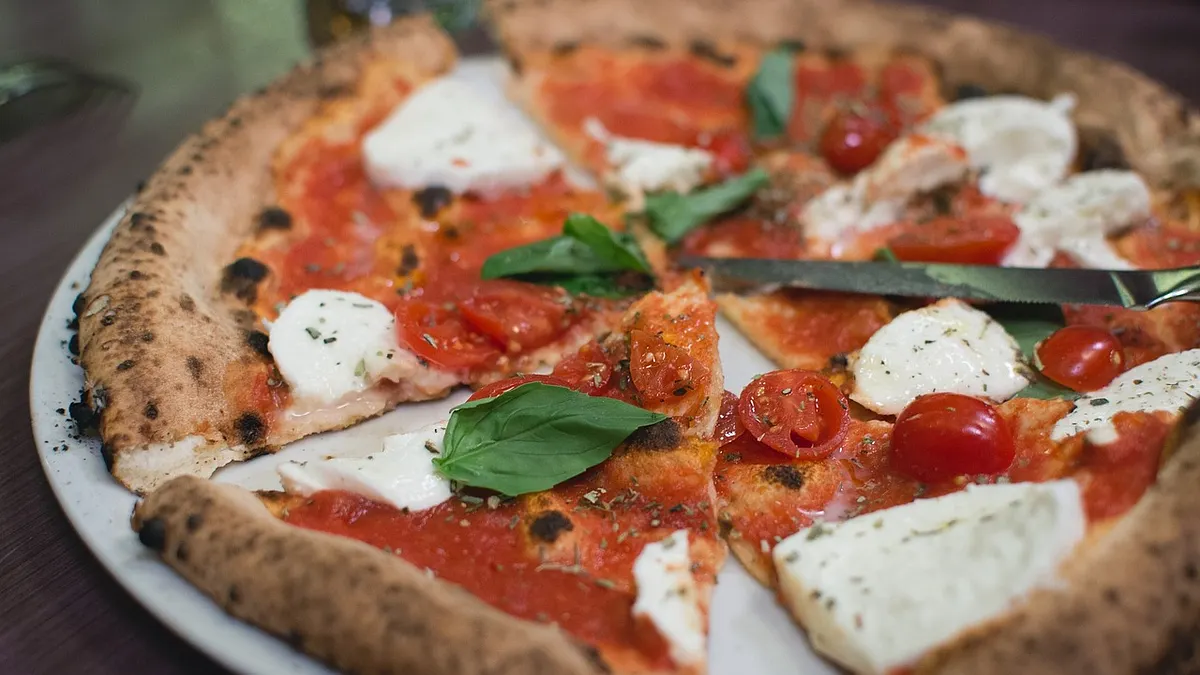 瑪格麗特披薩有著蕃茄紅、乳酪白、羅勒綠,正好是義大利國旗的顏色,又被稱為國旗披薩。(圖/pixabay)