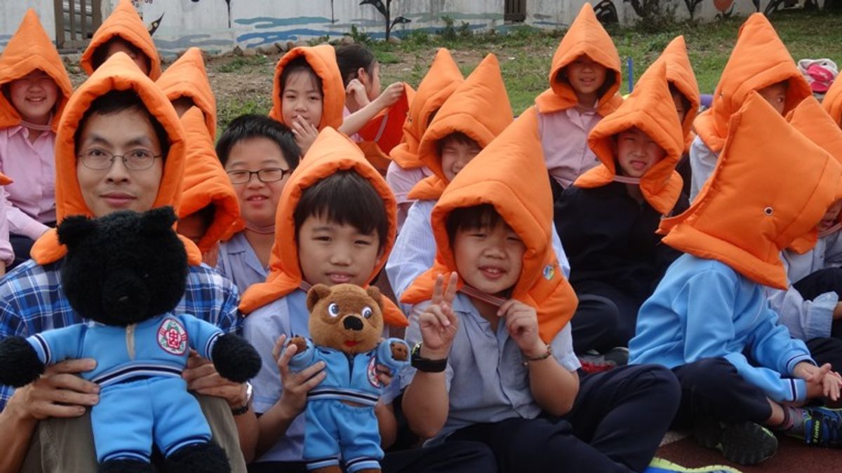 穿校服泰迪熊成為杜永泰(左一)和小朋友和國外交流橋樑(杜永泰、教育部) 穿校服泰迪熊成為杜永泰(左一)和小朋友和國外交流橋樑(杜永泰、教育部)