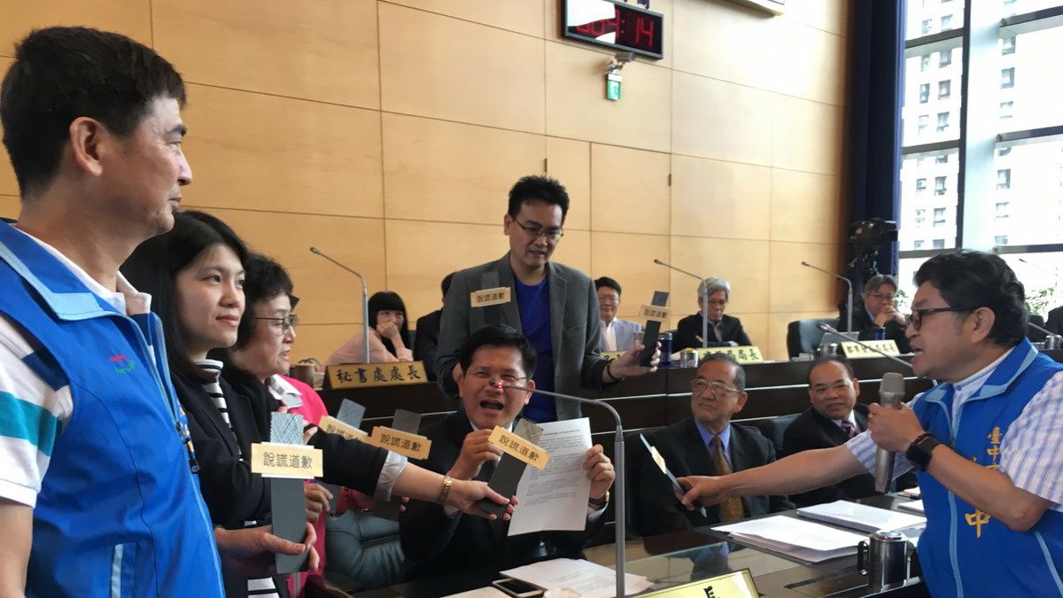 沒有編的預算說被國民黨刪了 中市議員怒擲麥克風 沒有編的預算說被國民黨刪了 中市議員怒擲麥克風