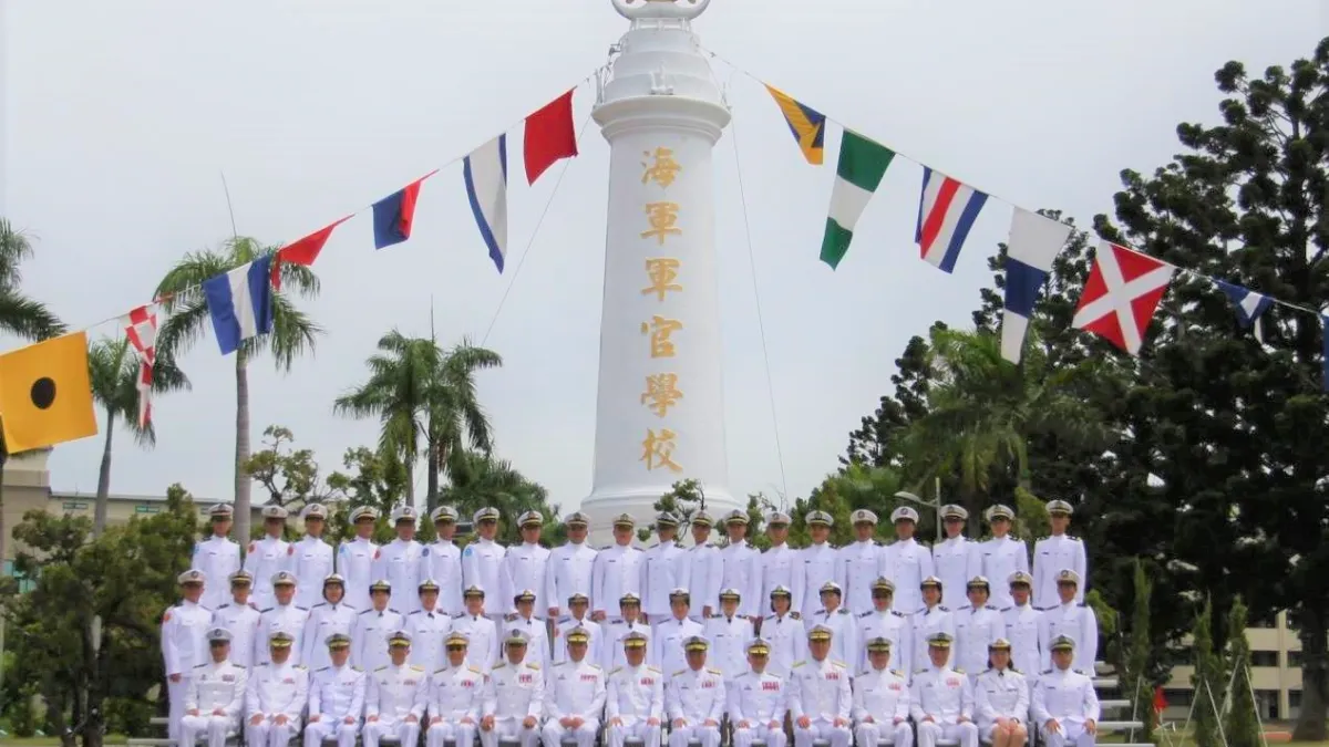 作者認為,軍校中特殊的文化與制度是關鍵,若與一般大學管理方式雷同,好像也不需要軍校存在。(取自海軍官校臉書)
