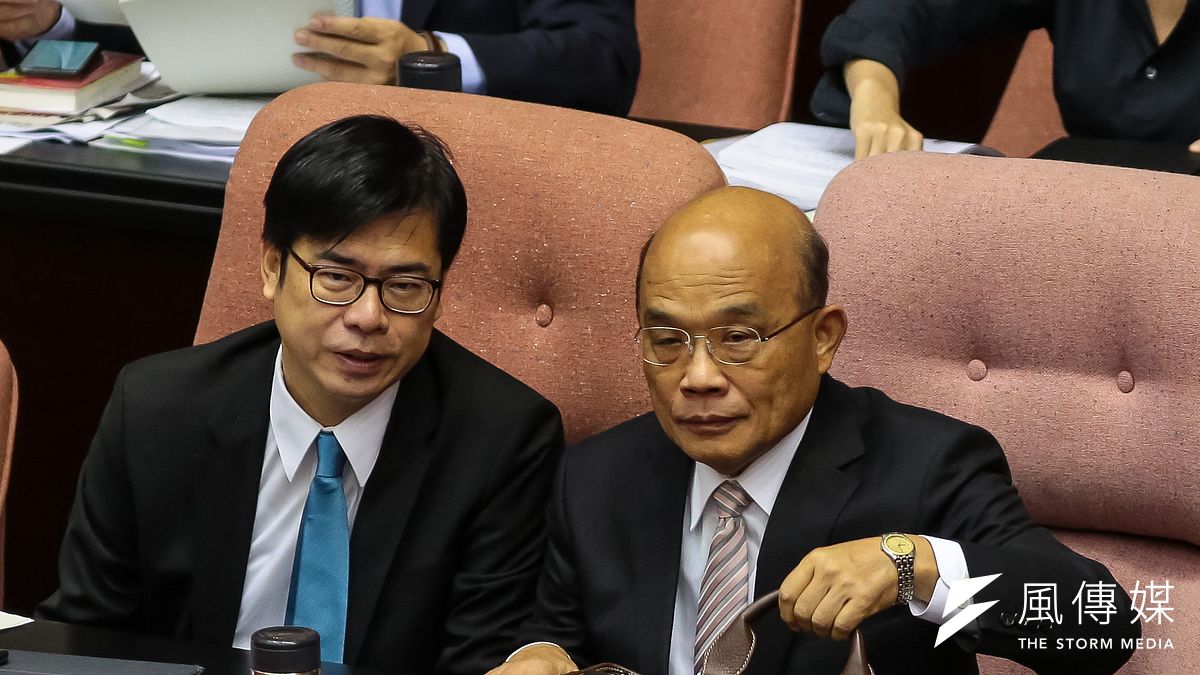 針對界質疑前瞻計畫選前審查寬鬆,選後審查嚴格,行政院長蘇貞昌(右)22日出席立院總質詢時都會積極推動國家建設。圖左為副院長陳其邁。(顏麟宇攝) 針對界質疑前瞻計畫選前審查寬鬆,選後審查嚴格,行政院長蘇貞昌(右)22日出席立院總質詢時都會積極推動國家建設。圖左為副院長陳其邁。(顏麟宇攝)