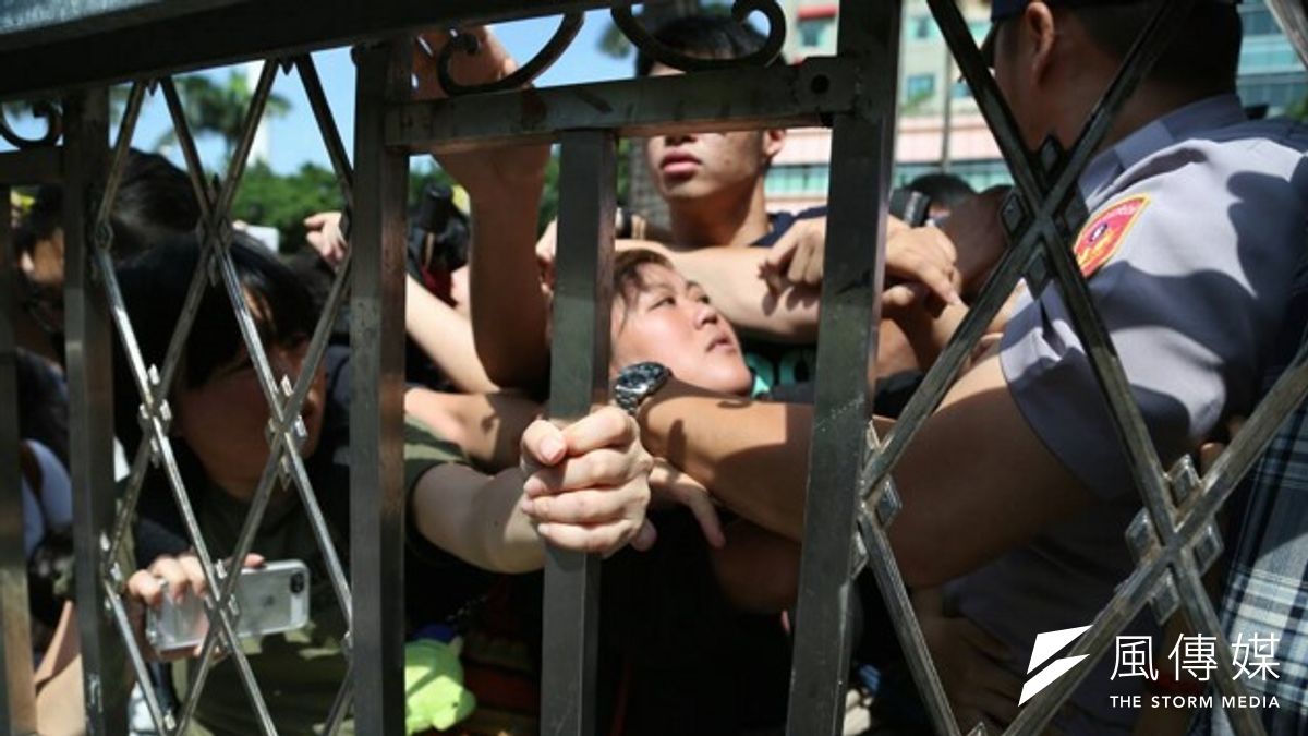 立法院經濟委員會今(26)日審查自由經濟示範區特別條例草案,綠營磨刀霍霍,場外學生再度衝進立法院抗議,遭警方驅離。(余志偉攝) 立法院經濟委員會今(26)日審查自由經濟示範區特別條例草案,綠營磨刀霍霍,場外學生再度衝進立法院抗議,遭警方驅離。(余志偉攝)