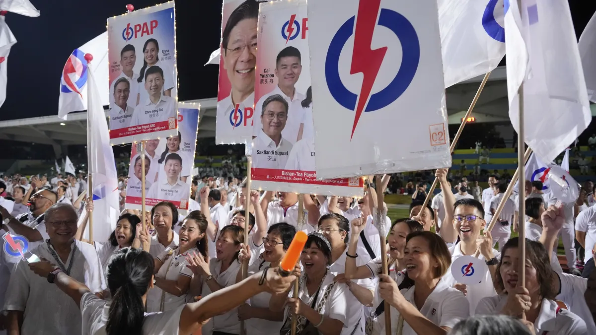 2025年5月3日,人民行動黨的支持者在勝選後歡呼。(美聯社)