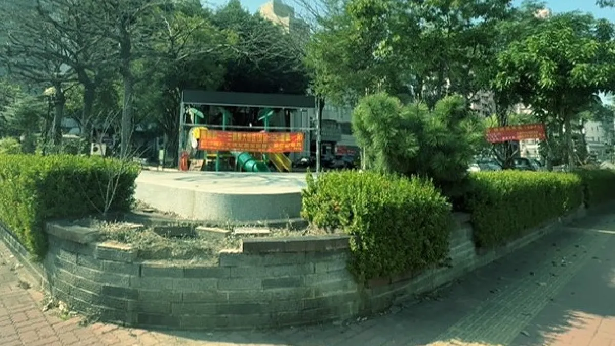 楠梓區公所翠屏道綠美化場域維護,受到洽公民眾支持。(圖/高市工務局提供)