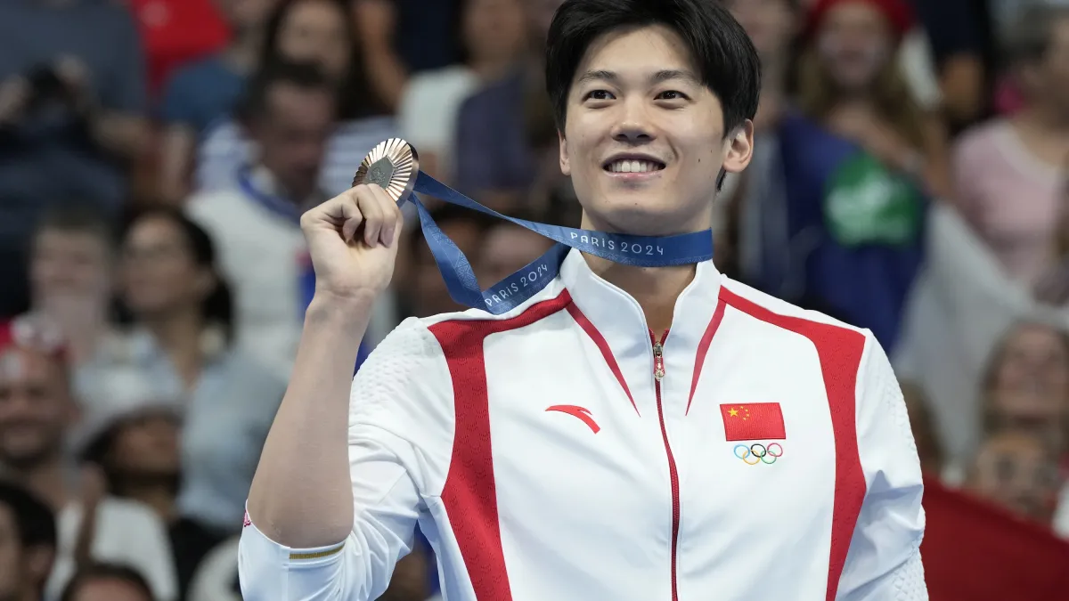 中國游泳選手汪順在巴黎奧運男子200米個人混合泳拿到銅牌。(美聯社)