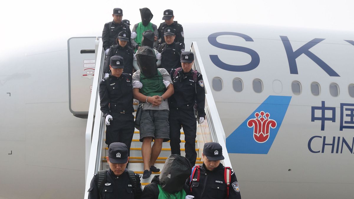 4月13日,第二批台灣電信詐騙犯罪嫌疑人從肯亞被包機押至中國北京首都機場。(美聯社) 4月13日,第二批台灣電信詐騙犯罪嫌疑人從肯亞被包機押至中國北京首都機場。(美聯社)