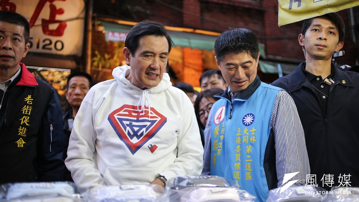 20190124-前總統馬英九陪同北市士林大同區立委補選候選人陳炳甫士林夜市掃街拜票。(陳品佑攝) 20190124-前總統馬英九陪同北市士林大同區立委補選候選人陳炳甫士林夜市掃街拜票。(陳品佑攝)