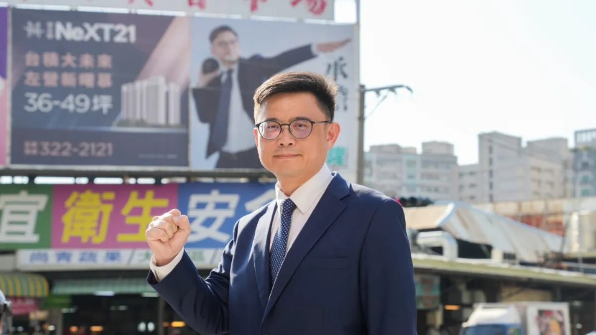 立委賴瑞隆發表全新形象看板,以身著深藍西裝持鉛球姿勢為主視覺,搭配簡潔有力的標語「承擔、遠見」。(圖/賴瑞隆服務處提供) 立委賴瑞隆發表全新形象看板,以身著深藍西裝持鉛球姿勢為主視覺,搭配簡潔有力的標語「承擔、遠見」。(圖/賴瑞隆服務處提供)