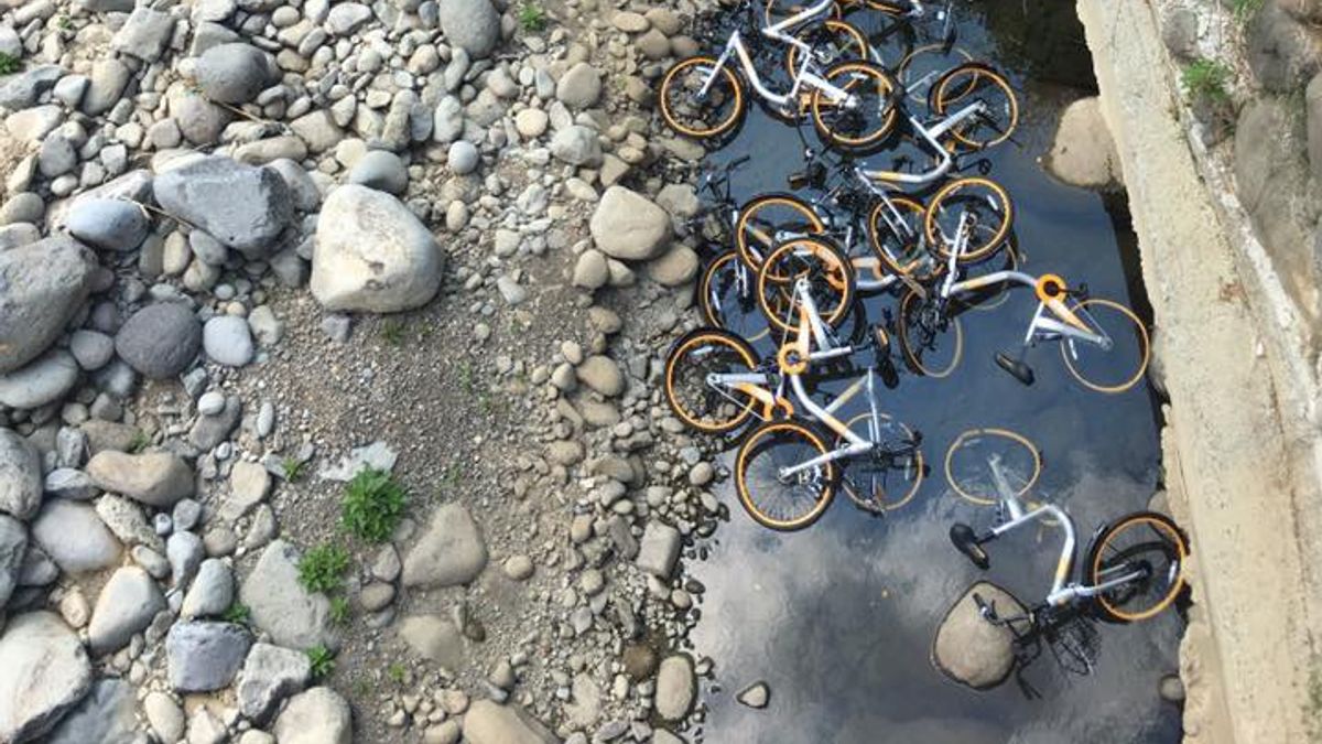 有網友在臉書PO文指出,有大量oBike被棄置三芝根德水車園區,其中有20輛共享單車被推進八連溪,網友酸「台灣最美的風景就是人」。(取自阮厝住三芝) 有網友在臉書PO文指出,有大量oBike被棄置三芝根德水車園區,其中有20輛共享單車被推進八連溪,網友酸「台灣最美的風景就是人」。(取自阮厝住三芝)