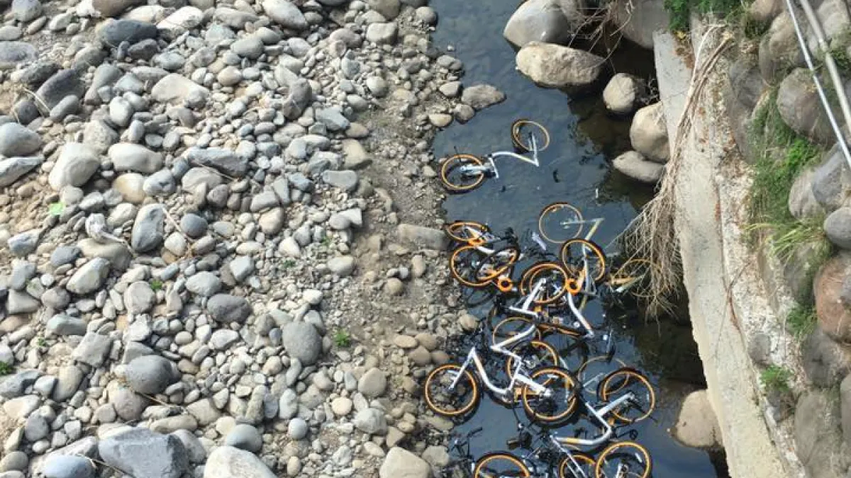 有網友在臉書PO文指出,有大量oBike被棄置三芝根德水車園區,其中有20輛共享單車被推進八連溪,網友酸「台灣最美的風景就是人」。(取自阮厝住三芝)