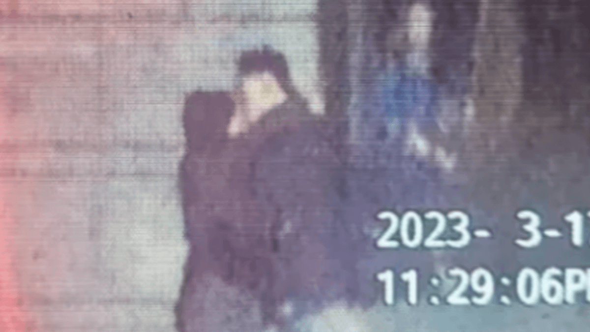 許智超與吳玫錦兩人在大街甜蜜擁吻。(圖/翻攝自記者爆料網) 許智超與吳玫錦兩人在大街甜蜜擁吻。(圖/翻攝自記者爆料網)