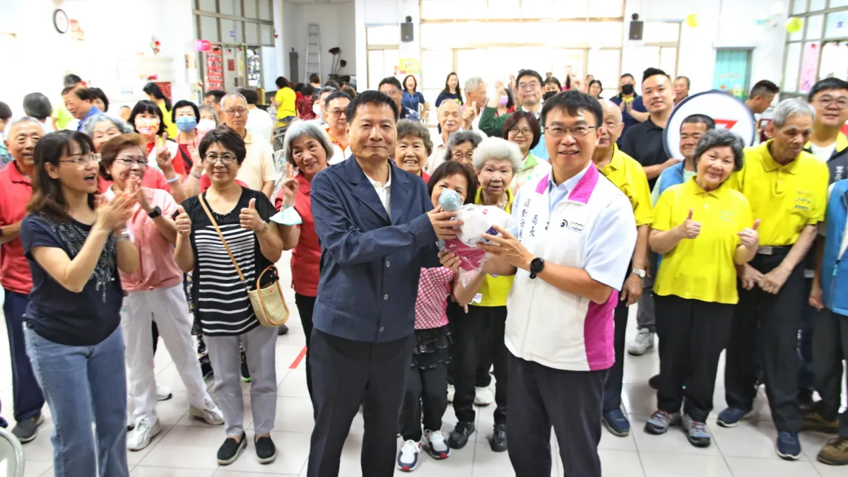 運動發展局長侯尊堯訪視仁武區「行動健身房巡迴車」,並贈禮予長輩,由仁武老人福利協進會理事長曾欽宏受贈。(圖/運發局長提供)