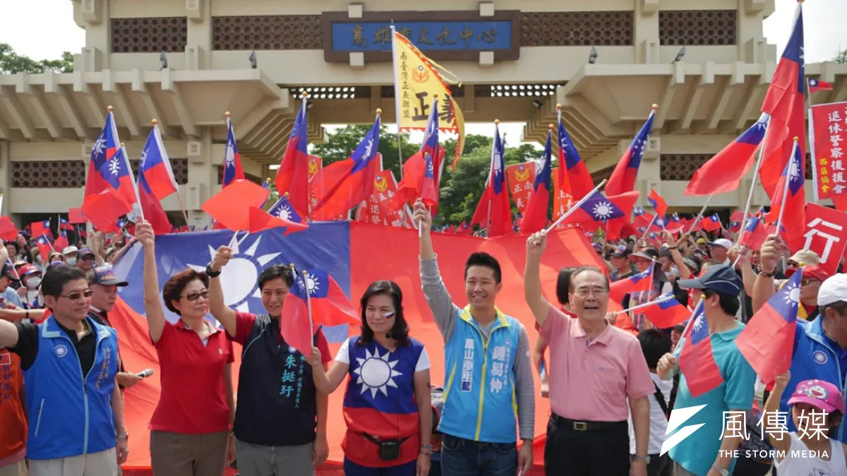 高雄市議員候選人陳若翠(中),舉辦雙十國慶大遊行,現場旗海飄揚 吸引上千市民參與。(圖/徐炳文攝)