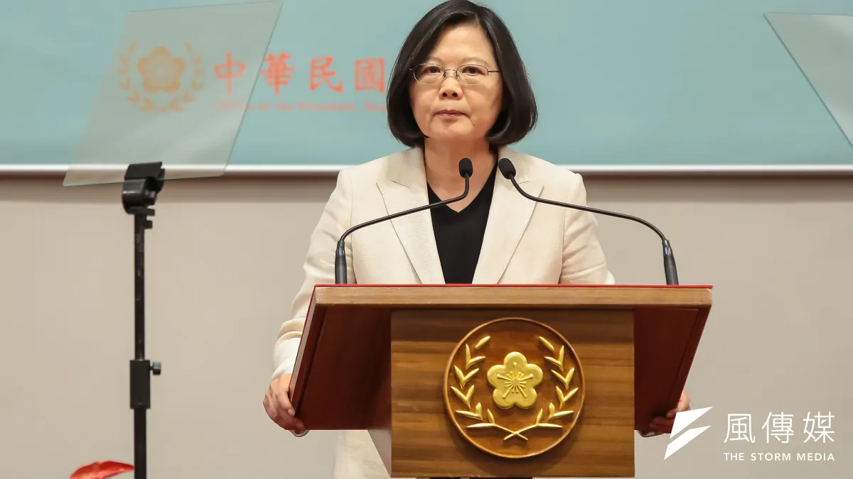 總統蔡英文30日於年改三法完成三讀後,於總統府召開記者會。(顏麟宇攝)