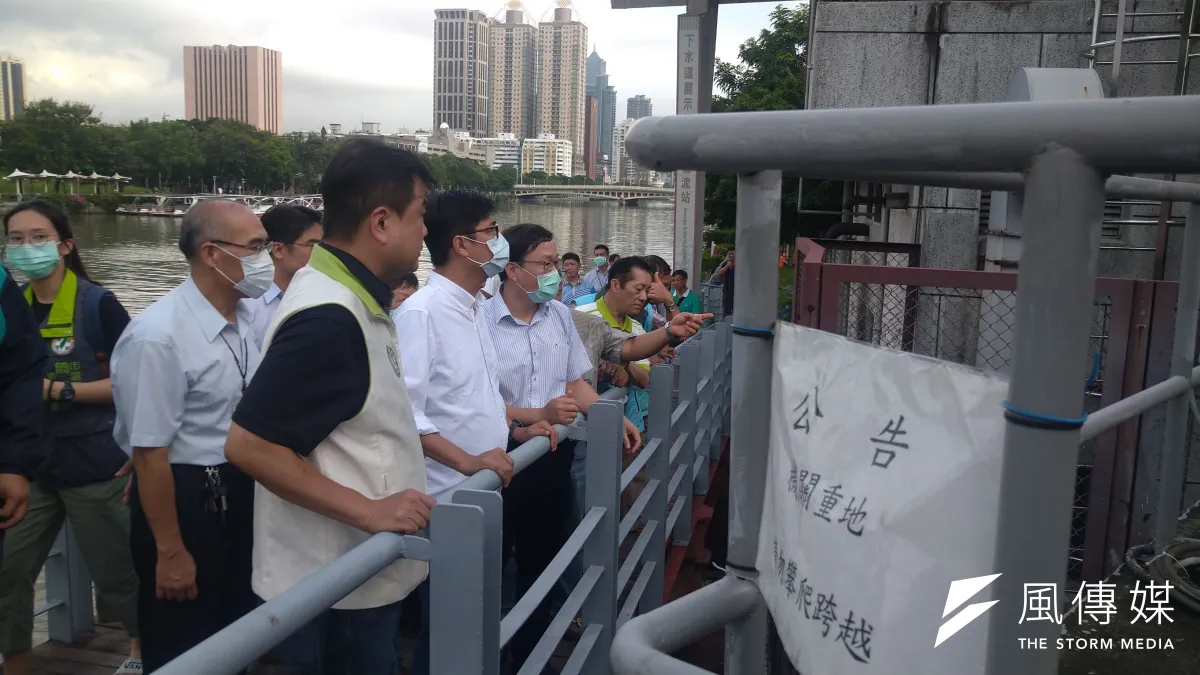 因應氣象預報將有一波強降雨,高雄市長陳其邁隨即增加行程視察七賢抽水站。(圖/徐炳文攝)